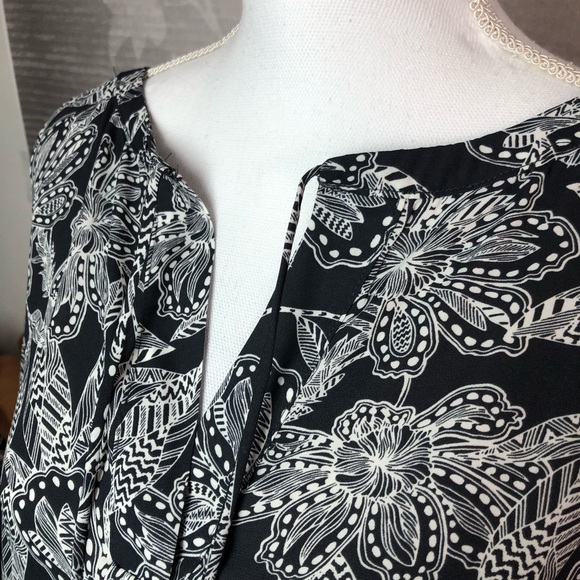 Loft v-neck print  shirt Large - Picture 2 of 5